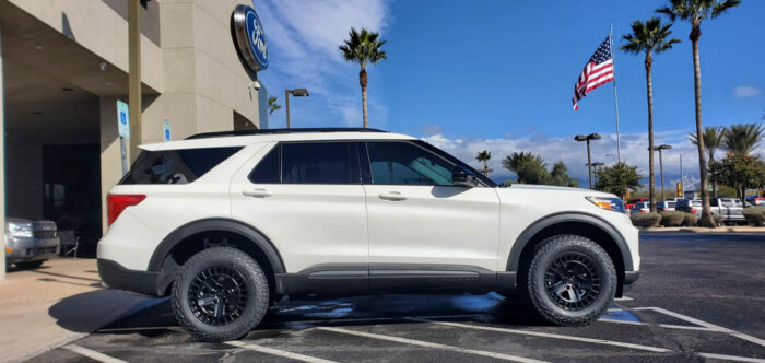 2023 Ford Explorer - Star White XLT - Image 2