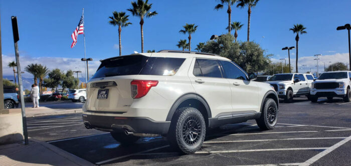 2023 Ford Explorer - Star White XLT - Image 3