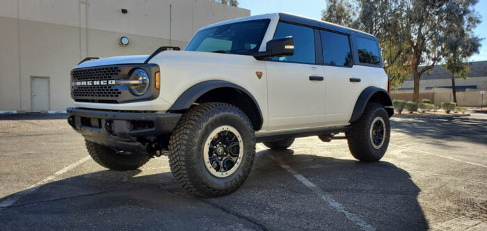 2022 Ford Bronco – Oxford White Badlands 4-Door - Image 5