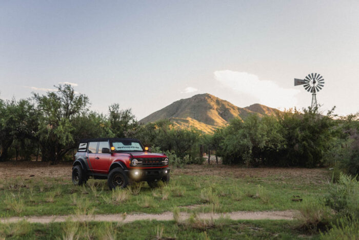 2023 Ford Bronco – Hot Pepper Red Badlands 4-Door - Image 4